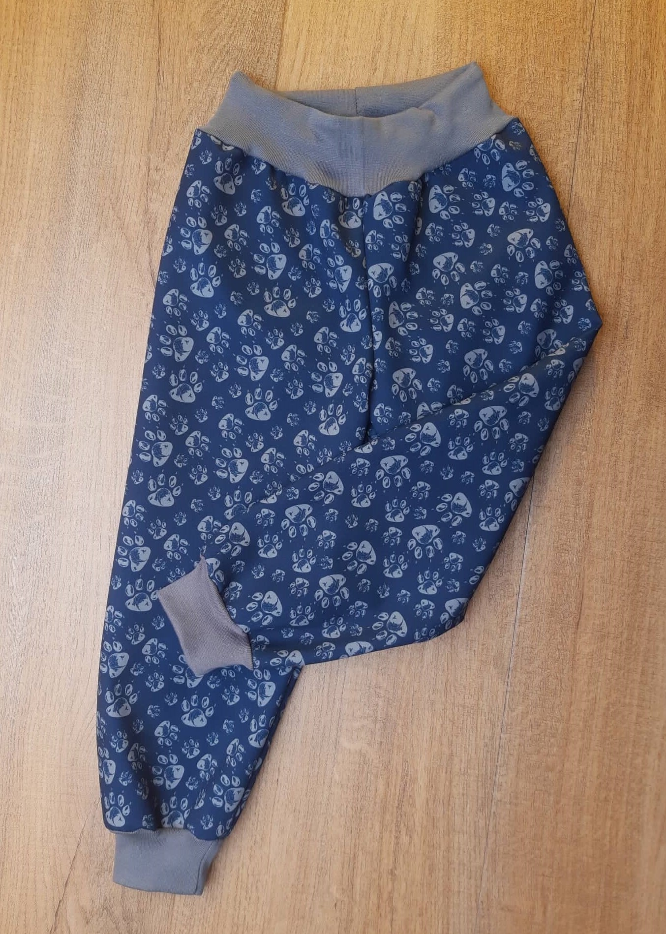 Softehellové kalhoty s fleece , vel. 110 tlapky na tm.modré, lem šedý 