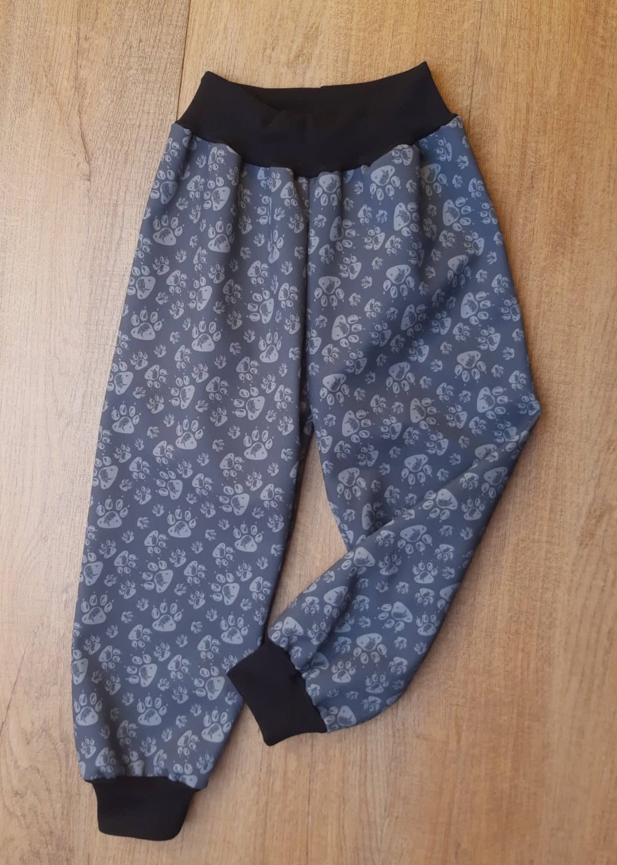 Softehellové kalhoty s fleece , vel. 80 tlapky našedé, lem šedý
