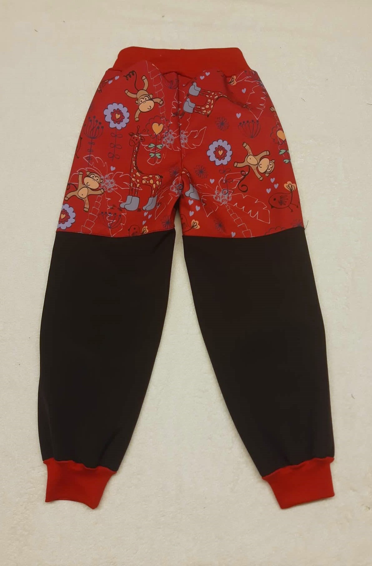 Softehellové kalhoty s fleece , vel. 110 , Dvoubarevné, černé a čevená zvířatka.