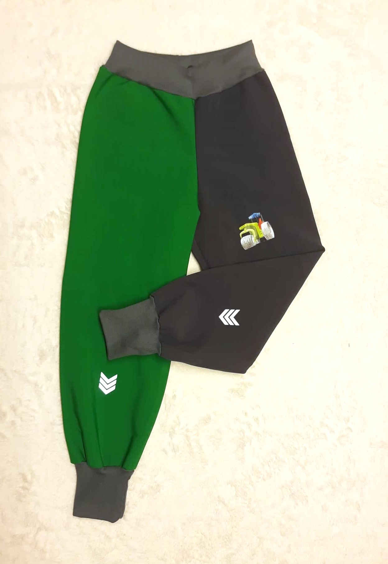 Softshellové kalhoty s fleece, vel.110, zeleno šedé s aplikací a reflexními prvky