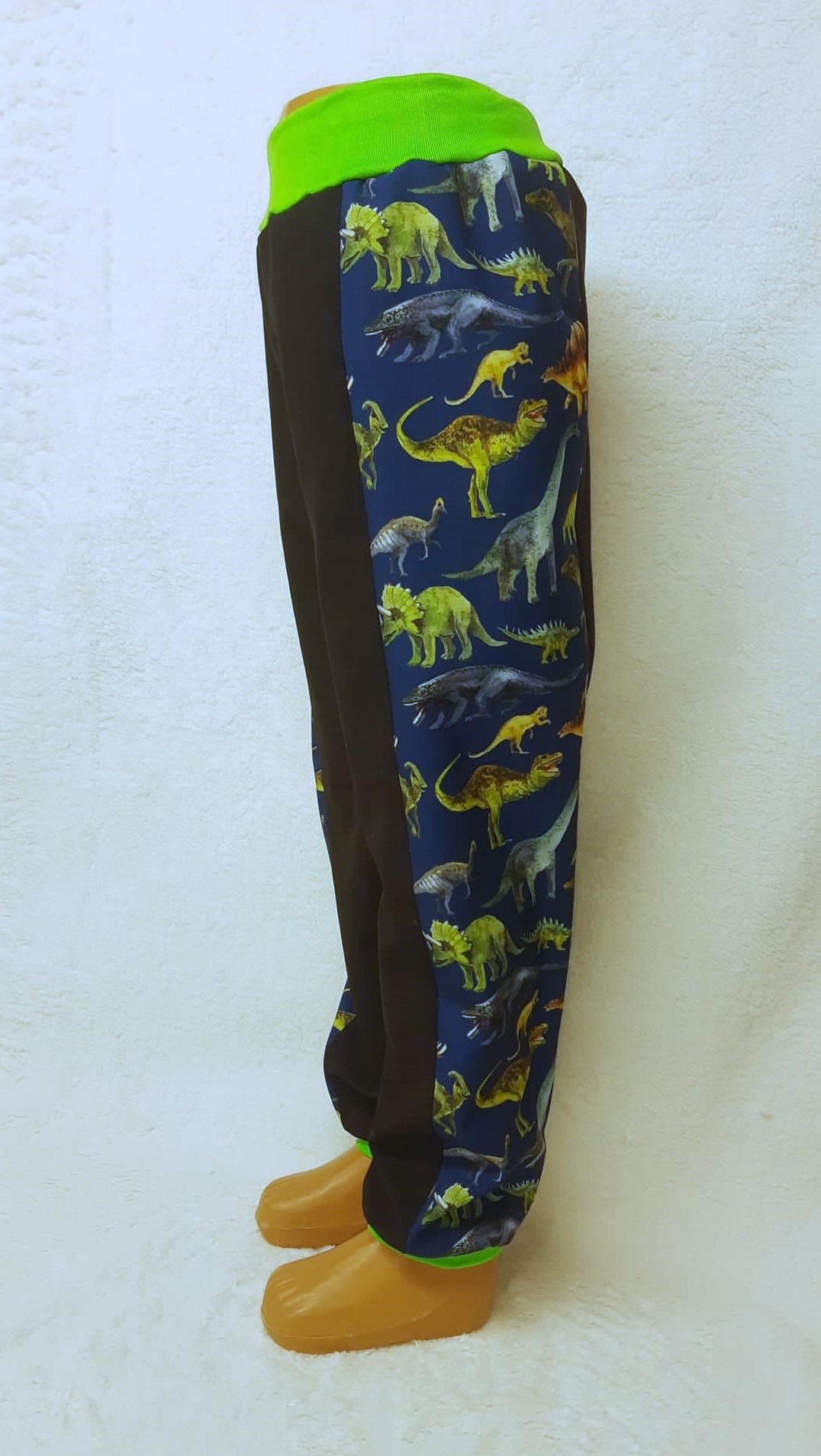 Softshellové kalhoty s fleece,  vel.122,černé s dinosoutry a limetkoví lem