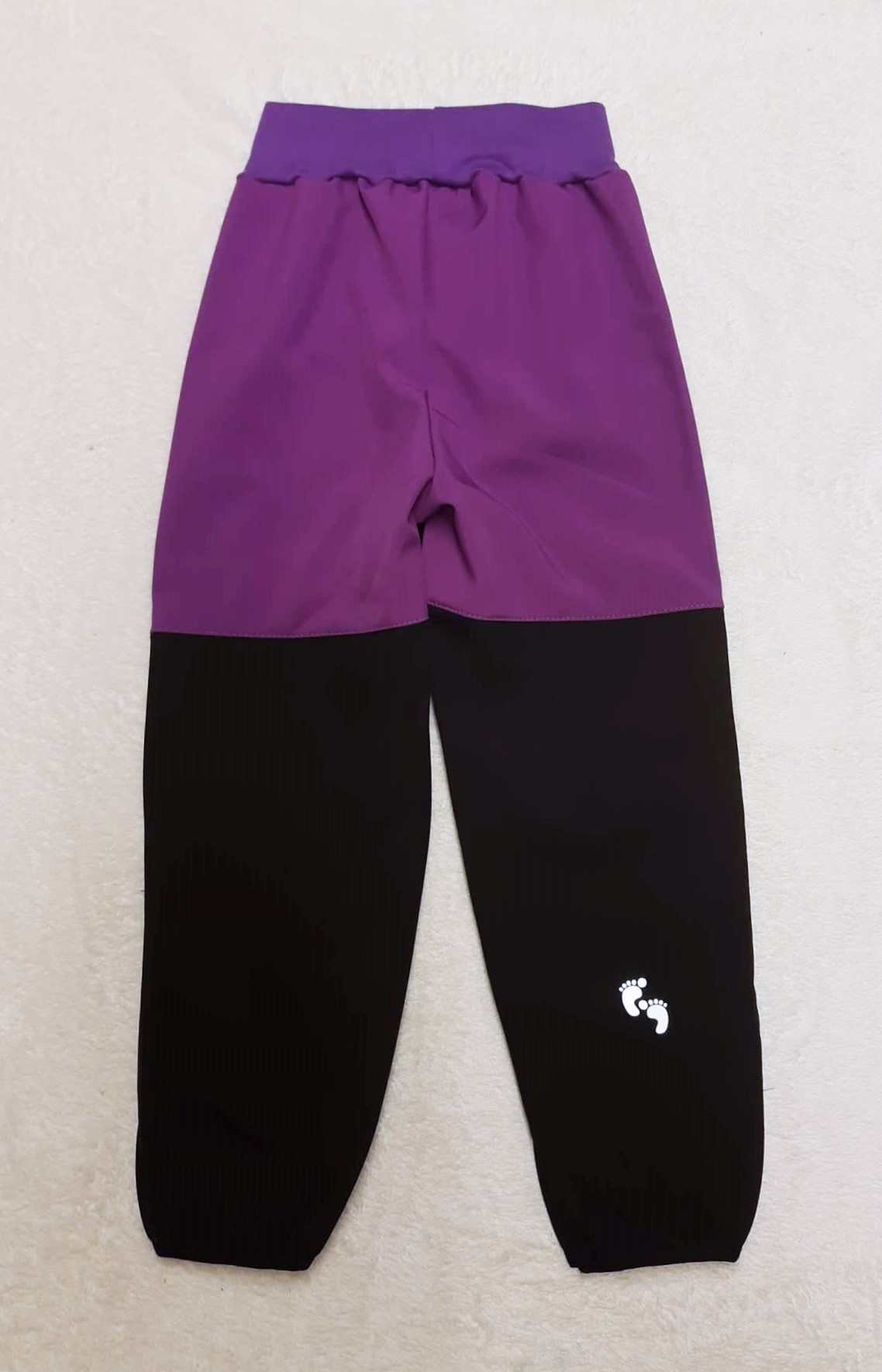 Softshellové kalhoty s fleecem,nohavice zakončené lemovací gumičkou  vel. 110, černo fialové 
