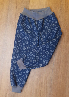 Softehellové kalhoty s fleece , vel. 110 tlapky na tm.modré, lem šedý 