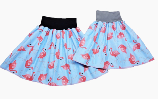 Feeling, SET dámská sukně + dětská, modrá s plameňáky, dámská pas černý, dětská pas šedý 