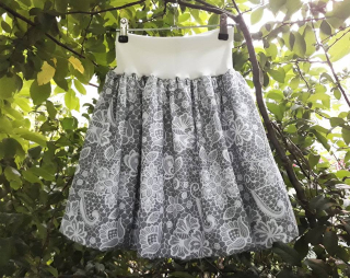 Feeling, balonová sukně dámská nebo dětská, šedá se vzorem krajky, pas bílí 