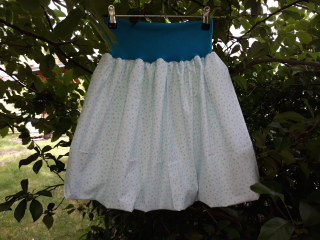 Feeling, salonová sukně dámská nebo dětská, bílá s drobnými tyrkysovými květy, pas tyrkys